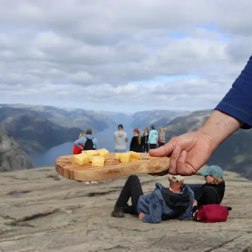 Ostegave.no ost servert med utsikt over norsk fjord